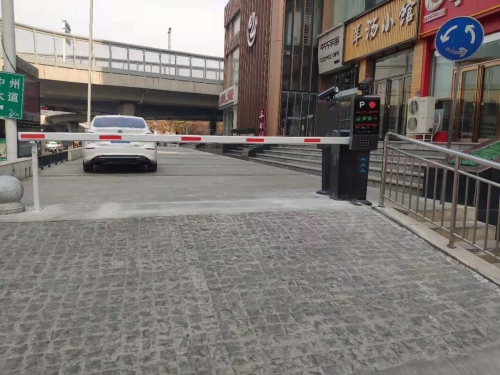 郑州银丰商务酒店加装一套车牌识别加直臂道闸